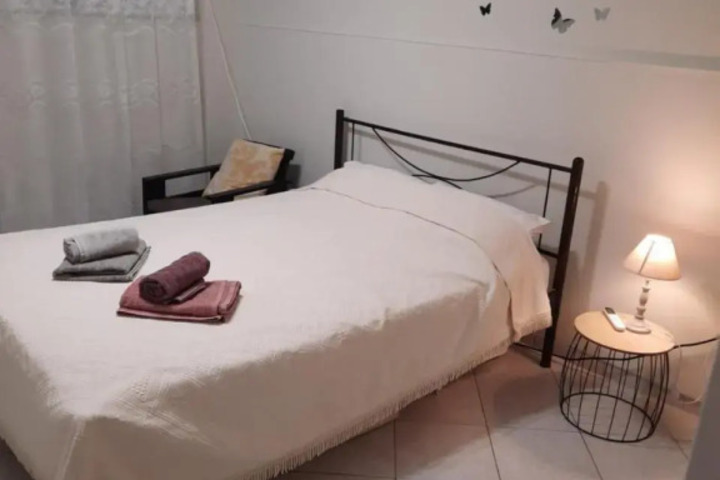 Room 4 of 12