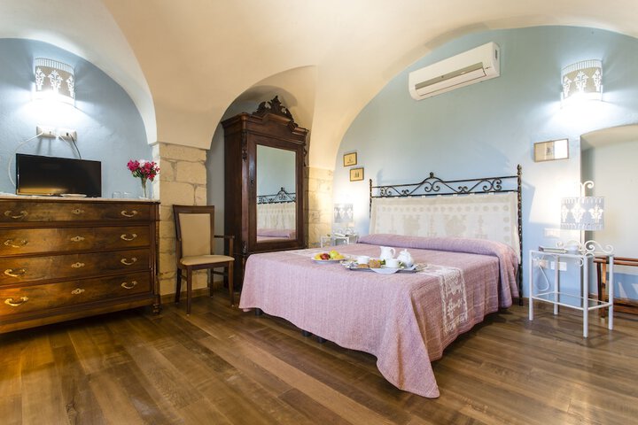 Room 3 of 68