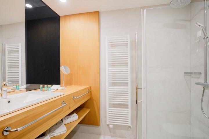 Room 32 of 62