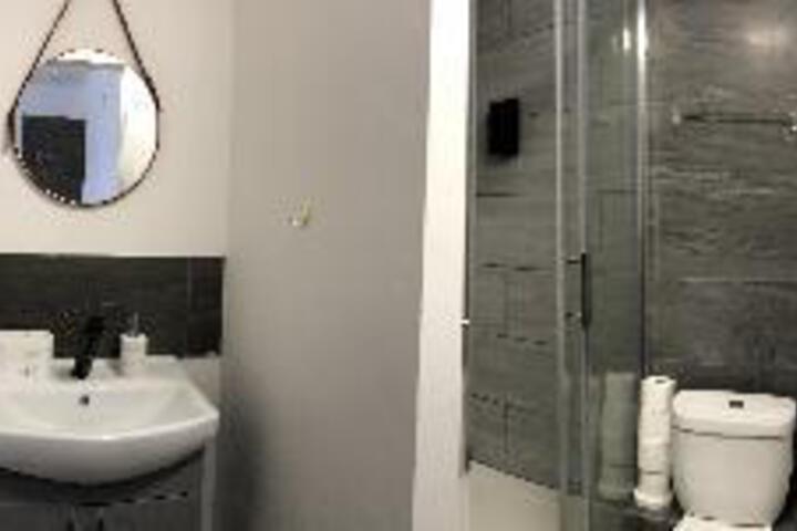 Room 3 of 43