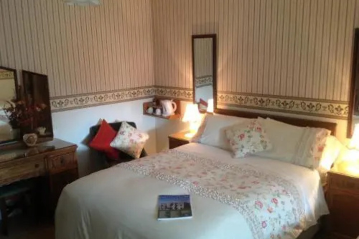 Room 4 of 10