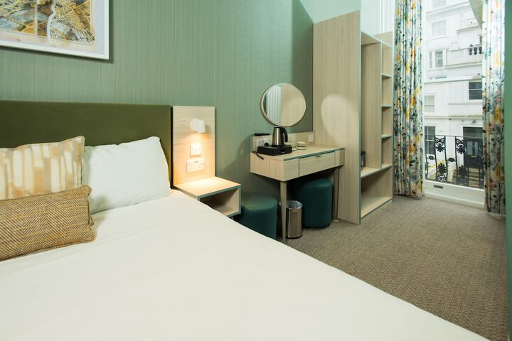 Room 32 of 69