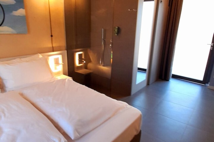 Room 10 of 62