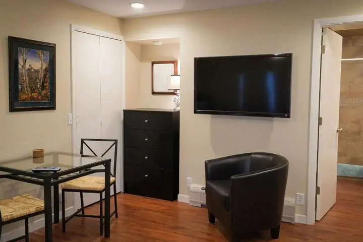 Room 4 of 9