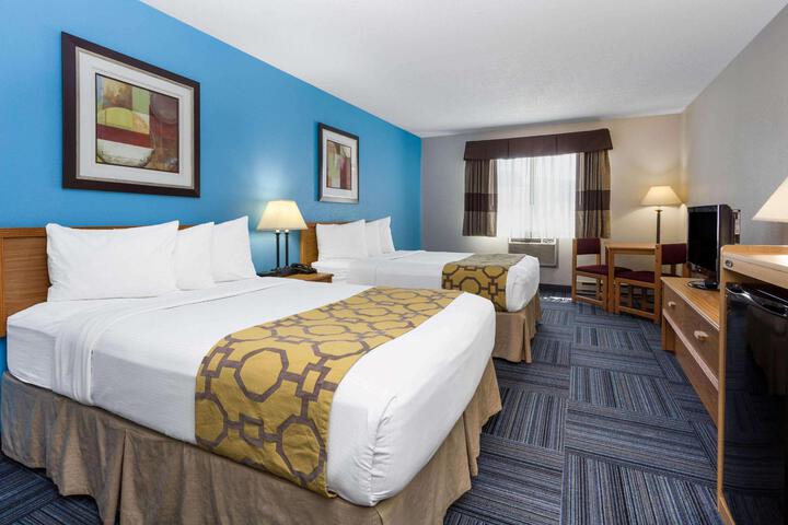 2 Double Beds (12 of 16)