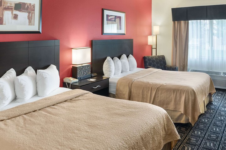 1 Queen Bed (3 of 6)