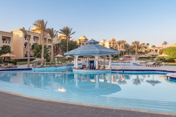 Swim-up bar