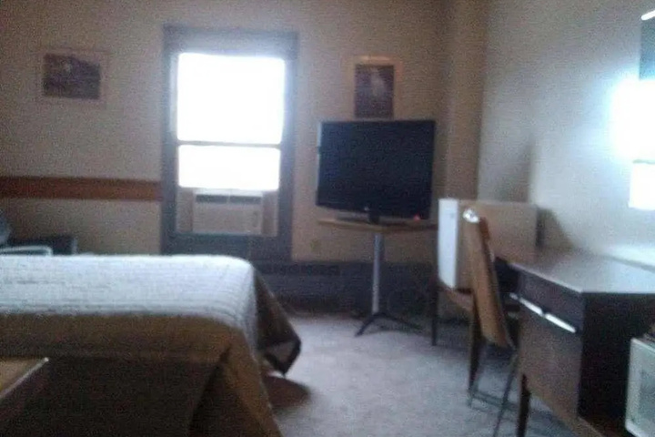 Room 5 of 10
