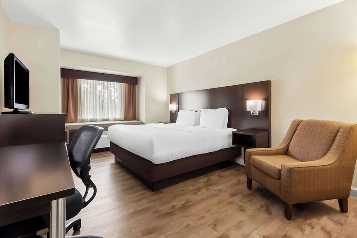 1 King Bed Microwave and Refrigerator WiFi Full Breakfast (6 of 9)