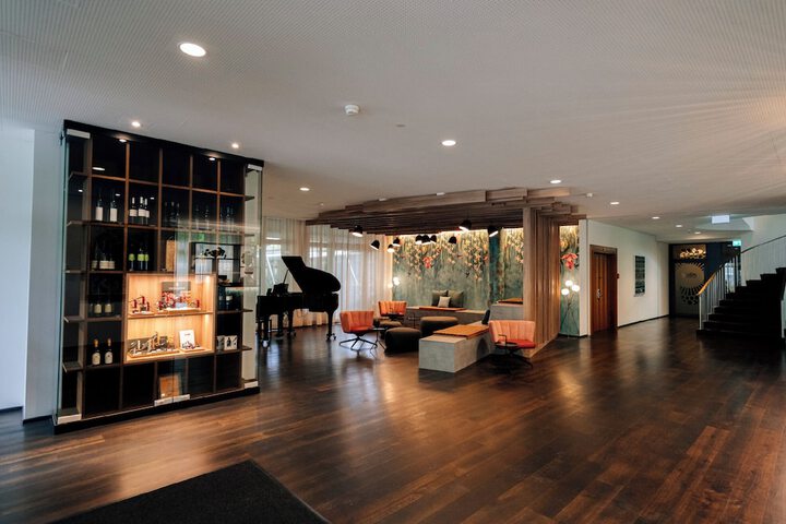 Entrance & Lobby