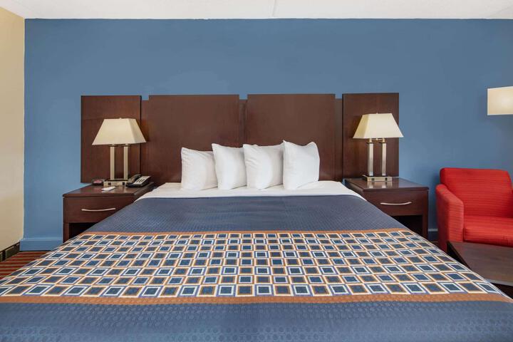 1 Queen Bed Pool View (3 of 5)