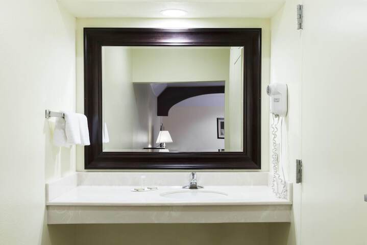 Room 27 of 40