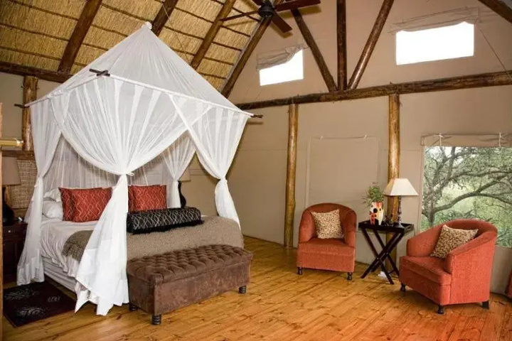 Room 4 of 10