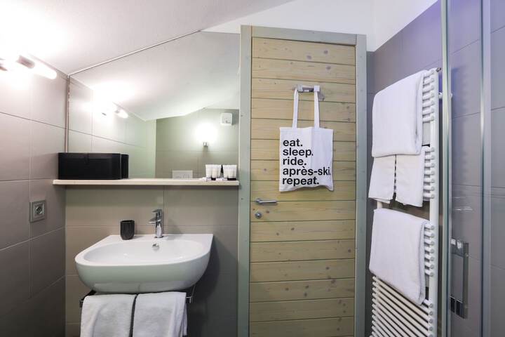 Room 6 of 34