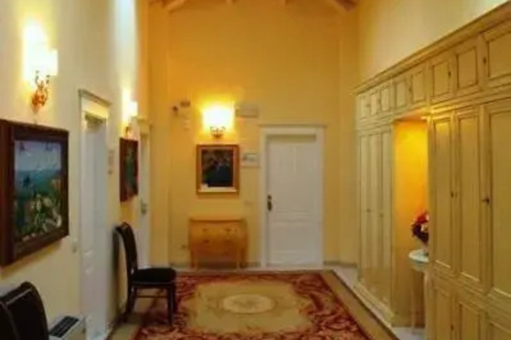 Room 4 of 6