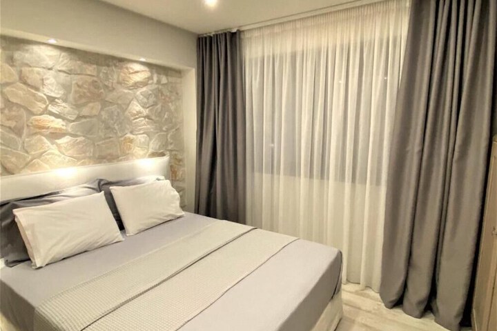 Room 6 of 82