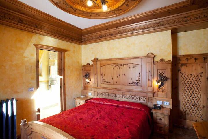 Room 10 of 77