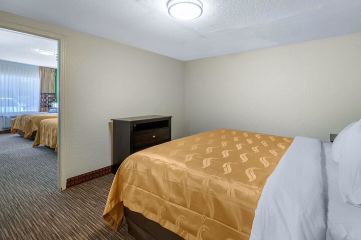 1 King Bed (16 of 27)