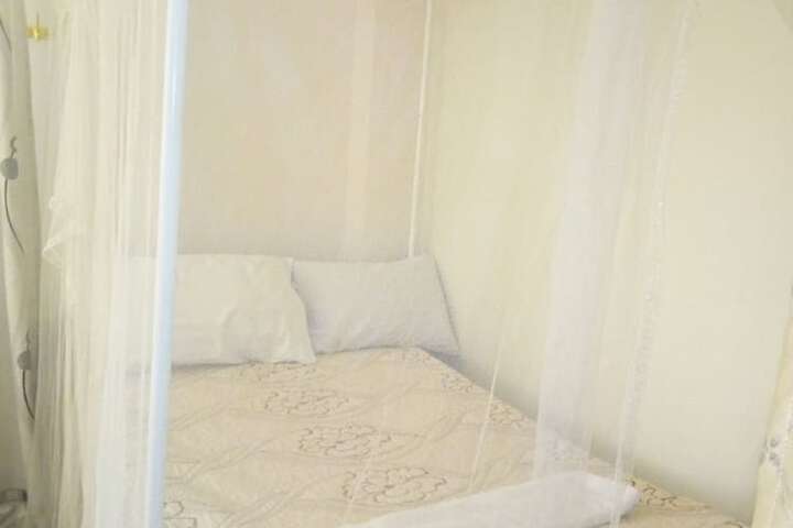 Room 6 of 10