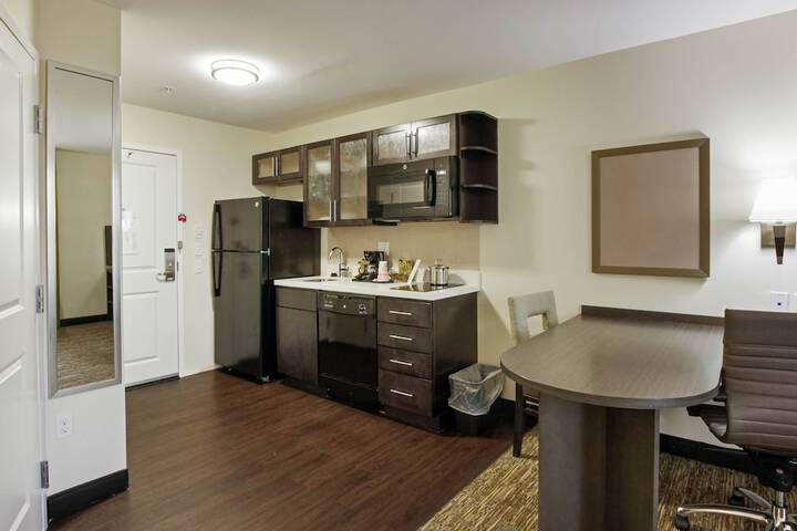 1 Queen Studio Suite with Kitchen (6 of 19)