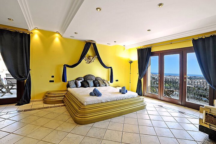 Room 7 of 24