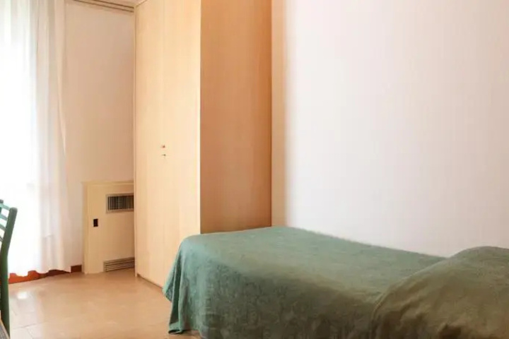 Room 5 of 10