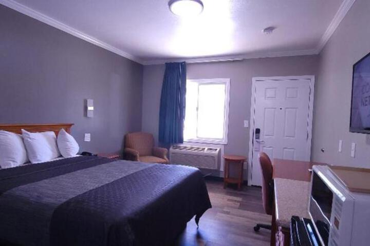 Queen Bed Accessible (18 of 31)