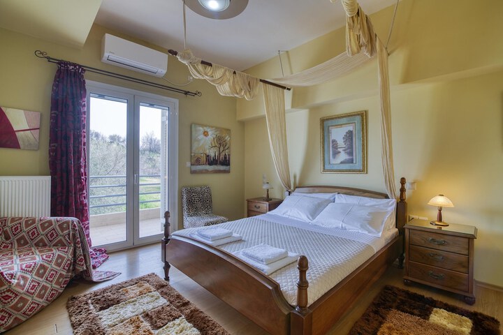 Room 3 of 35