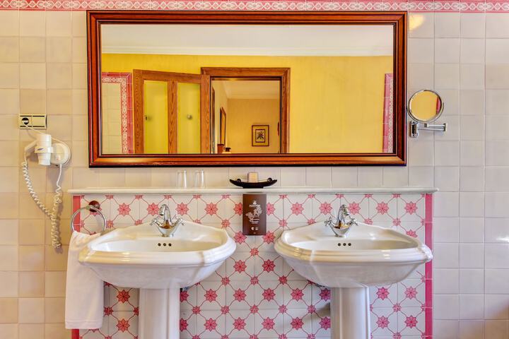 Room 23 of 61