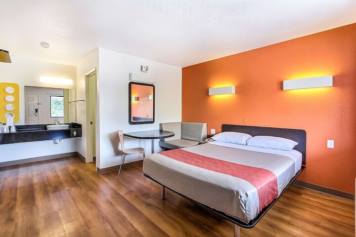 Queen Bed Accessible (6 of 10)