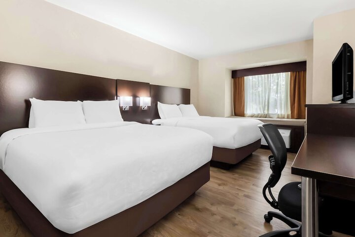 1 Queen Bed Microwave and Refrigerator Sofa Bed High Speed Internet Accessible Full Breakfast (16 of 21)