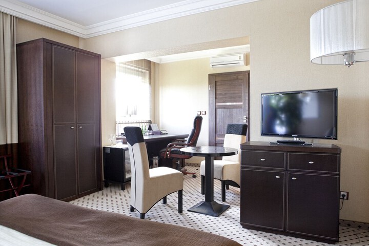 Room 8 of 33