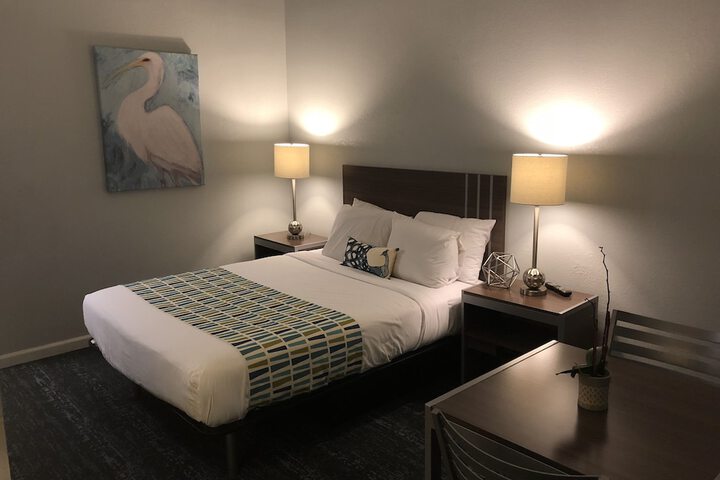1 Queen Bed (1 of 16)