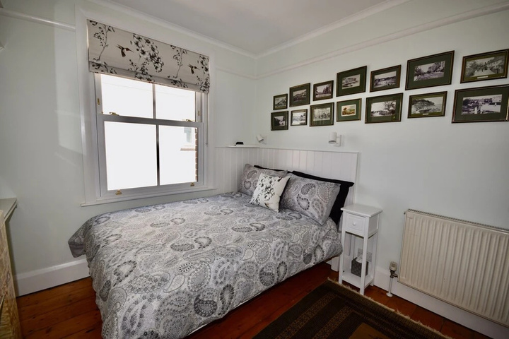 Room 6 of 18