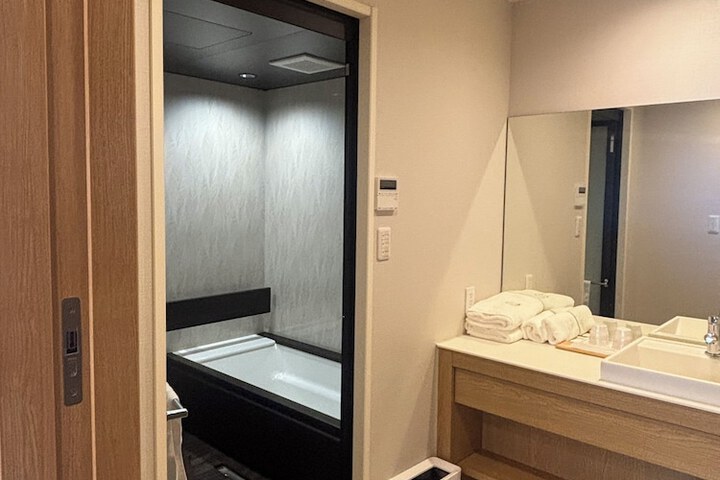Room 32 of 48