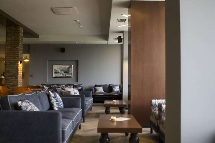 Lounge 31 of 38