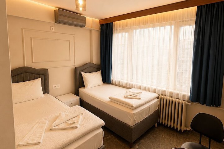 Room 3 of 76