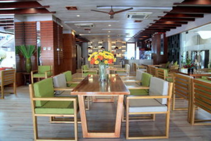 Dining 70 of 78
