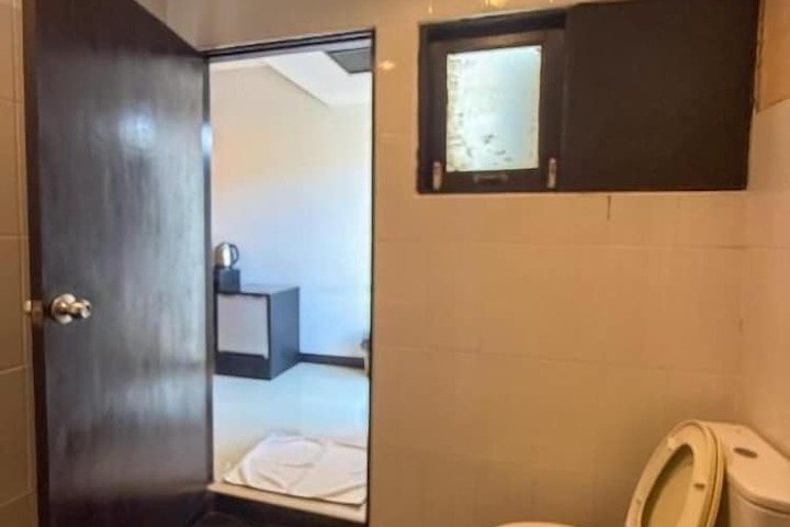 Room 6 of 14