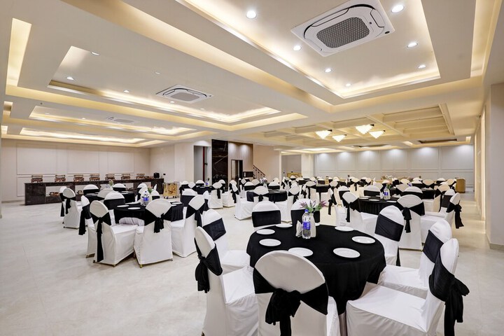 Ballroom/Hall 71 of 98