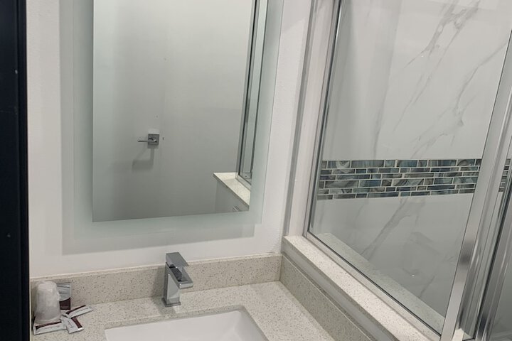 Deluxe Single Room 1 King Bed Jetted Tub (1 of 10)