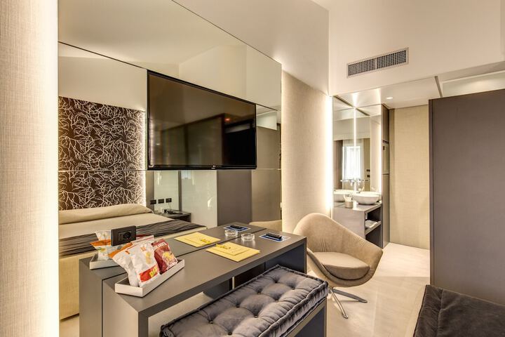 Room 2 of 32