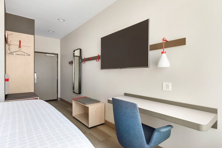 Room 8 of 43