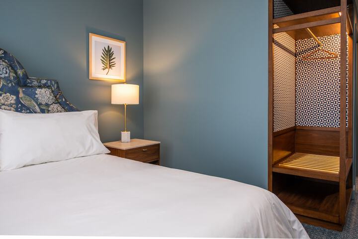 Deluxe King Bed (7 of 22)
