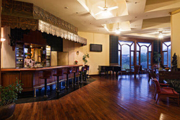 Lounge 16 of 32