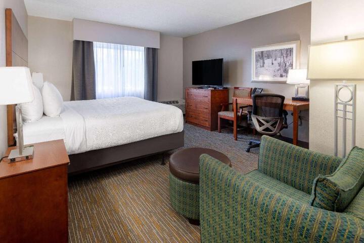 1 King Bed City View Ground Floor (7 of 17)