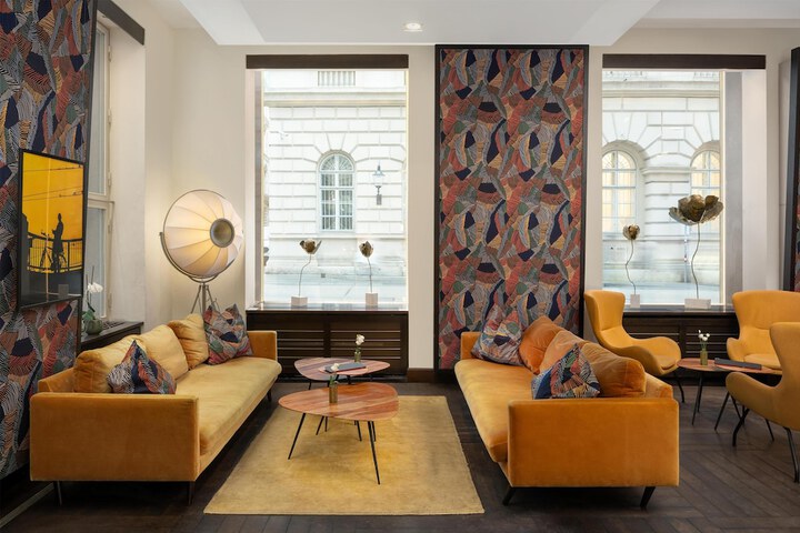 Lounge 50 of 84