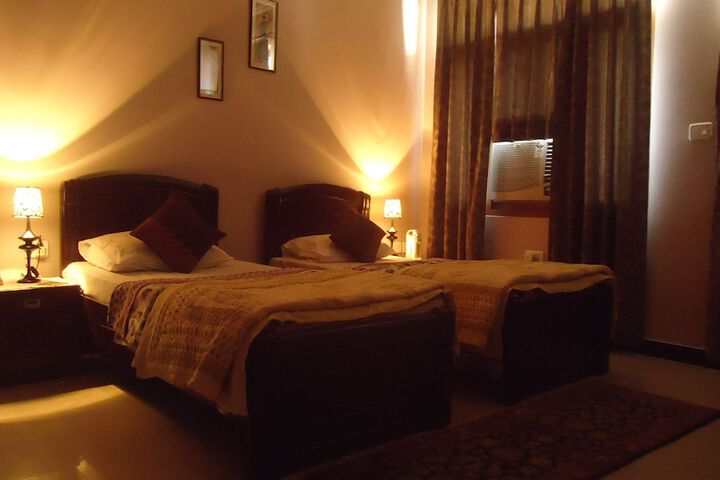 Room 4 of 30