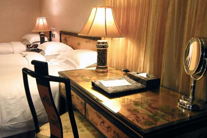 Room 27 of 216