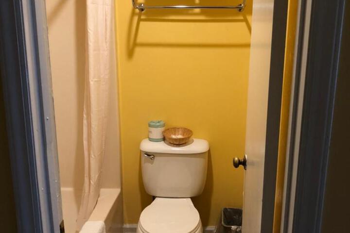 1 King Bed - Free WiFi, Microwave Minfridge Cable TV HBO Free Local (7 of 7)